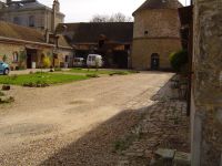 À gauche, ce qui reste de l'église d'Orangis © grhl - Le château Lot vu du parc et la cour de la ferme ©grhl.