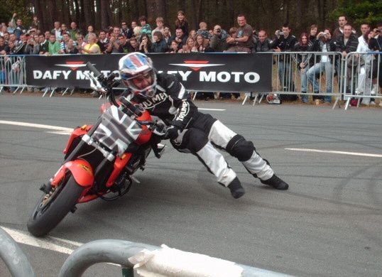 fête de la moto à TARNOS, stunt, weeling et figures diverses de l'écossais Carmichael et de "lève ta roue" (local)  