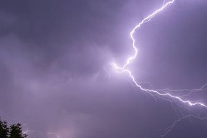 Intempéries Orages violents : 39 départements à travers toute la France placés en vigilance orange De fortes chutes de grêle, rafales de vent et des pluies intenses sont à prévoir ce dimanche 18 juin l’après-midi et la soirée à travers une large bande du Nord au Sud.  Un orage à Montlouis-sur-Loire, dans le centre de la France, le 22 mai 2022. (Guillaume Souvant/AFP) par LIBERATION et AFP 