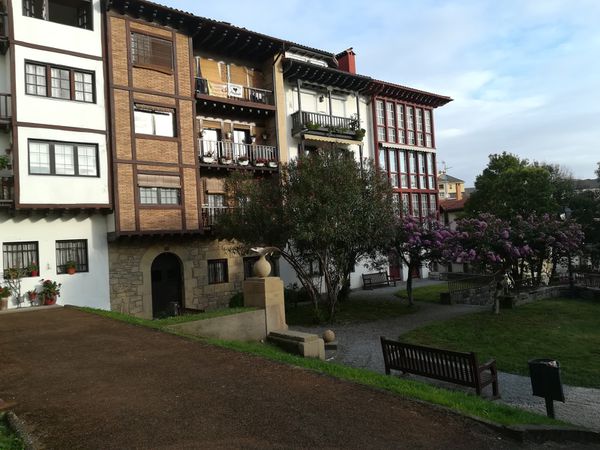 Sur le chemin du retour, le petit square d'Olerkarien Plaza