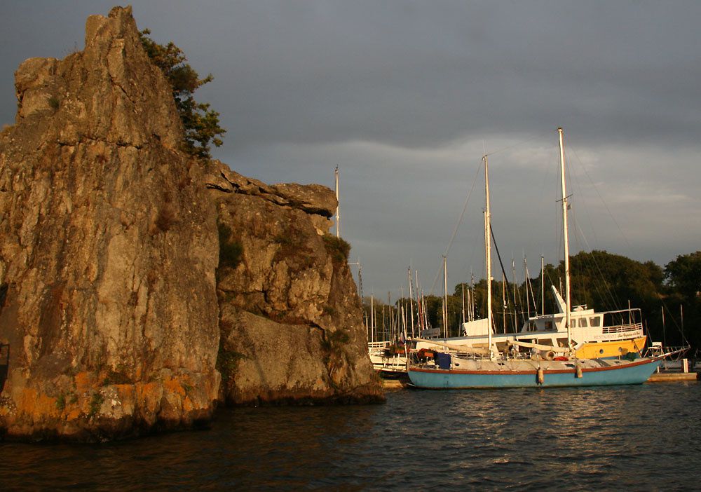 En me promenant sur le Port de la Roche-Bernard, dans le Morbihan, sur les bords de la Vilaine, j'ai eu un coup de coeur pour un dériveur intégral "INOX" et son skipper Marcel Bardiaux Photos Thierry Weber Photographe La Baule Guérande