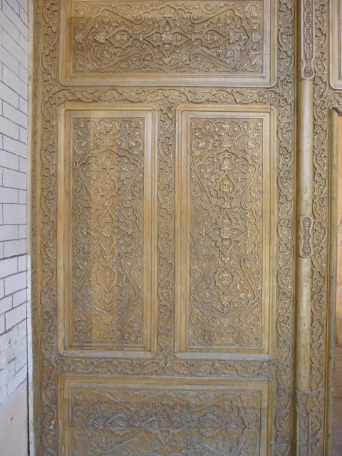 Cette école est riche en mosaïques et  en portes en bois sculptées. 