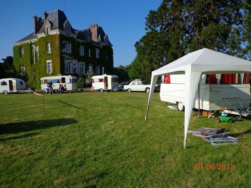 photos de l'exposition de voiture anciennes par l'atelier du temps dans le parc du restaurant Benureau