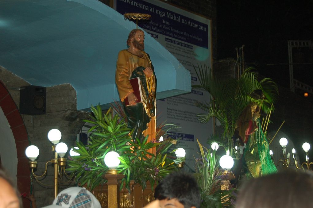 Messe du mercredi pendant la semaine sainte. Procession dans la ville.