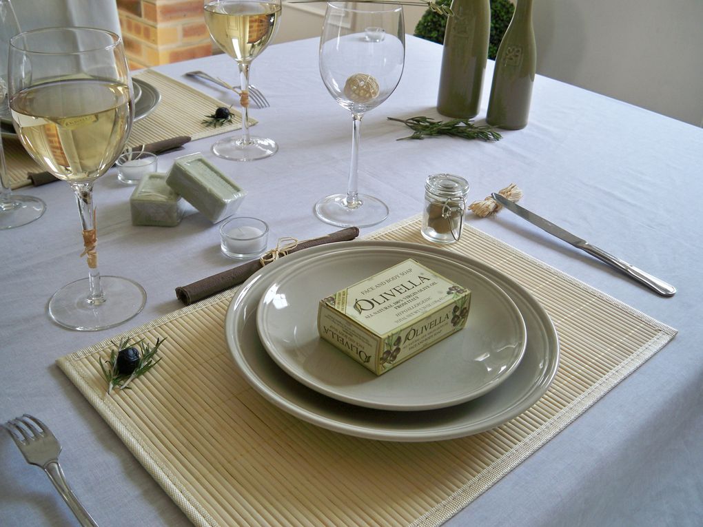 Une table aux saveurs estivales dressée pour une douce soirée d'été.