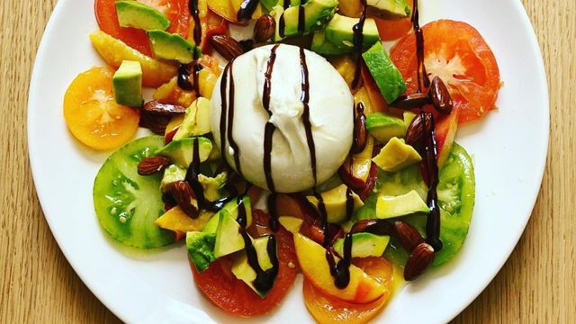 Salade de tomates, avocat & burrata
