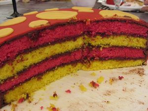 Gâteau rouge et jaune