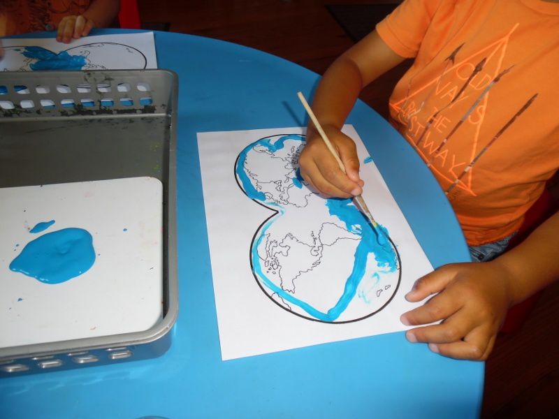 Les enfants ont peint un planisphère. Ils ont, au départ, essayé de peindre autour des continents, mais leur "planète bleue" est devenue entièrement bleue! 