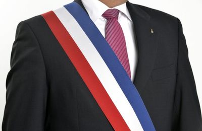 Comment se porte l'écharpe tricolore ?