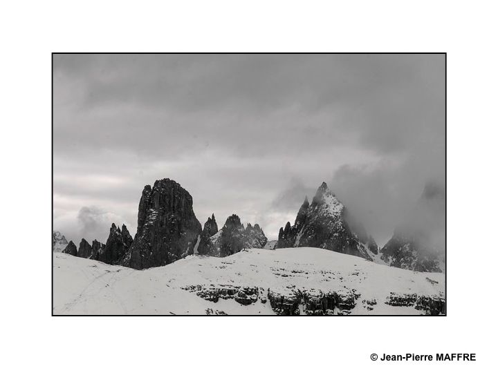 Un décor tout en noir et blanc.