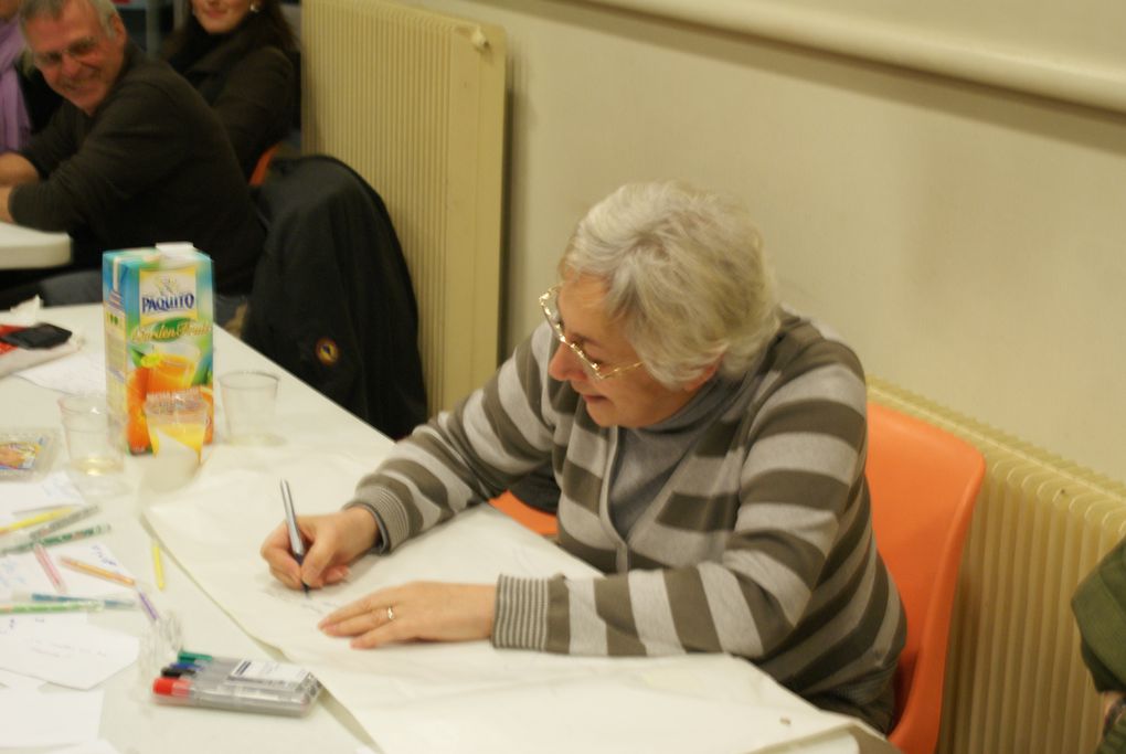 soirée placée sous le signe de la convivialité, le rire, la discussion, le débat... Thème choisi : la réforme des retraites. 25 participants à cette première rencontre qui a débouché sur la nécessité de poursuivre la mobilisation en resta