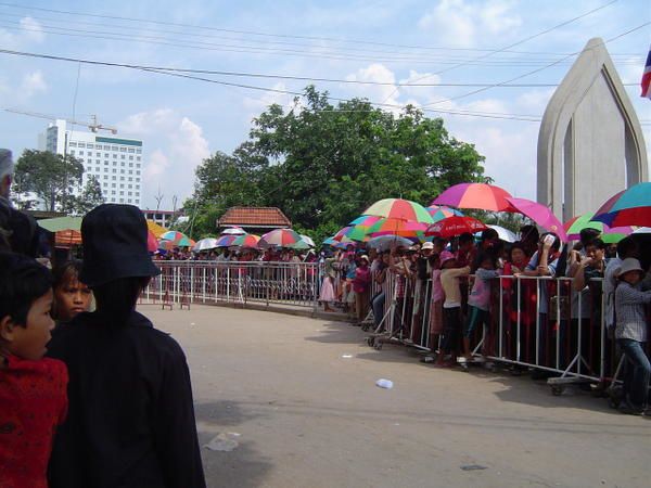 Très petit apperçu de notre été 2006 sur l'incroyable site d'angkor. Toujours les fameux marchés de Phnom Penh.Enfin Sihanoukville et ses plages desertes.