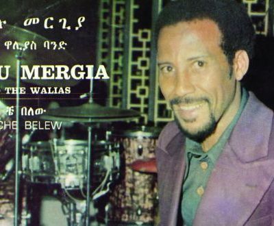hailu mergia, un musicien éthiopien ancien leader du groupe jazz(funk walias band qui crée un instrument psychédélique