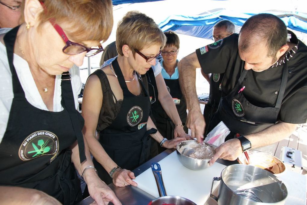 Atelier de cuisine et de découverte oenologique sur le pont d'une péniche dans le centre de Reims en Champagne-Ardenne moment de grand convivialité très sympas, merci tout le monde