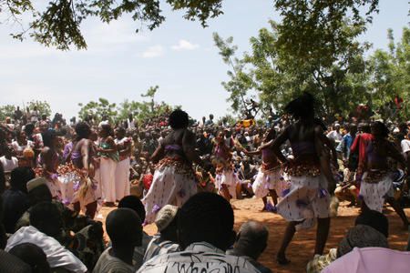 Voici 88 photos prises le dimanche 2 juillet 2006 lors de la f&ecirc;te du chef du village de Zorgho au Burkina Faso.<br /><br /><span style="font-size: 10pt; font-family: Arial;"><font size="1" style="color: rgb(255, 153, 0);"><a href="http://www.ecole-de-tenso-au-burkina.net ">&copy; www.ecole-de-tenso-au-burkina.net </a><br />Tous droits photos reserv&eacute;s</font></span>