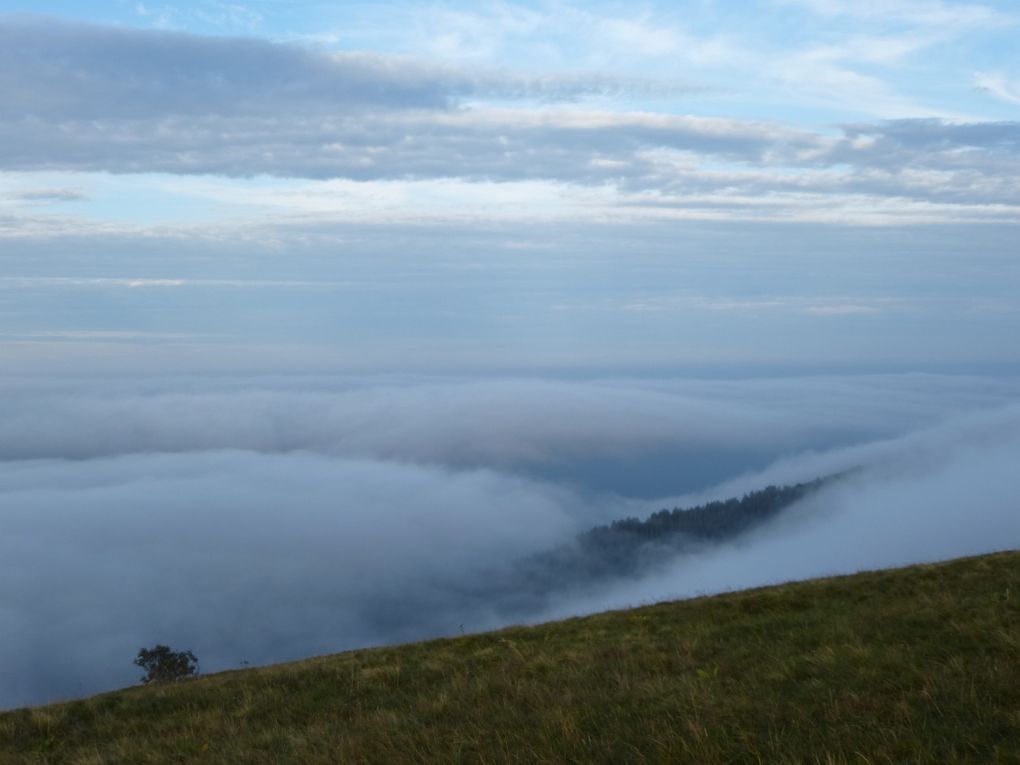 Diaporama : ambiance brumeuse inattendue, un soir d'été, depuis le sommet du Hohneck !