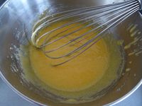 Presser les citrons. Délayer la Maïzena avec le jus des citrons, faire bouillir. Fouetter les jaunes d’œufs avec le sucre, à la main juste pour rendre la préparation mousseuse. Incorporer le jus de citron à la préparation. Verser dans une petite casserole et chauffer à feu moyen quelques minutes, sans arrêter de remuer, jusqu'à épaississement de la crème.