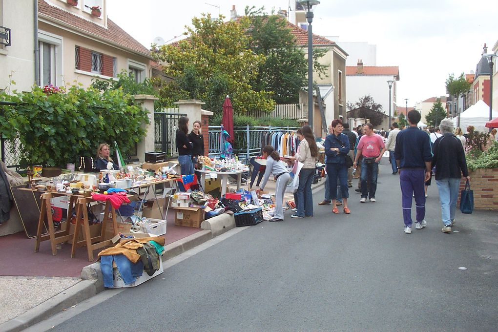 La Fête de la rue à lieu en juin depuis 9 ans, initialement un samedi, puis depuis 3 ans un dimanche. A cet effet, la portion de la rue située entre le carrefour avec la rue de Romainville et la bibliothèque est fermée à la circulation de 8h à