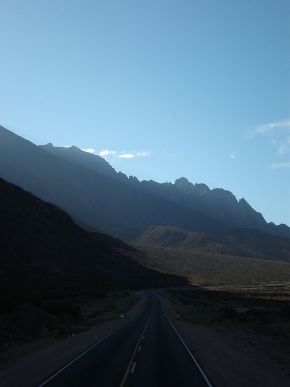 La Cordillère des Andes, et ses trésors de nature aux imposants paysages minéraux : l'Aconcagua, l'un des plus hauts sommets du monde, et les sites préhistoriques d'Ischigualasto et Talampaya, déserts de roches inscrits au patrimoine mondial de