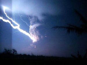 L'éruption du Kelud dans la nuit du 13 au 14 février 2014