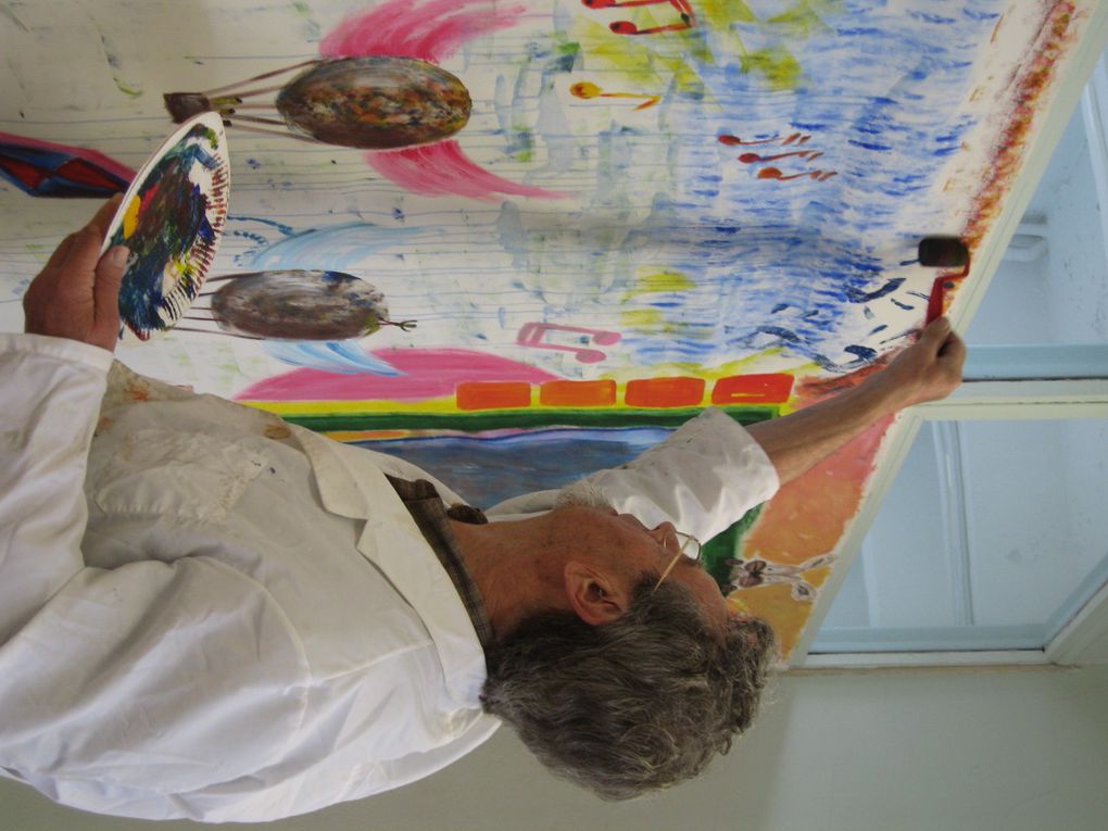 Juin 2010 Cours du Mardi nous avons peint une toile de 2.5m sur 4.5m, oeuvre collective pour décorer l'entrée du Chalet..nous nous sommes bien amusés!