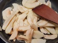 2 - Peler les pommes et détailler en lamelles. Faire revenir quelques minutes dans une poêle avec le beurre en remuant. Rajouter 3 cl de calvados et faire flamber. Incorporer les pommes dans la pâte. Beurrer et fariner un moule à manquer et le remplir de la préparation. Saupoudrer de sucre vanillé et enfourner 30 mn environ th 7 (210°). Sortir du four et laisser tiédir avant de démouler.