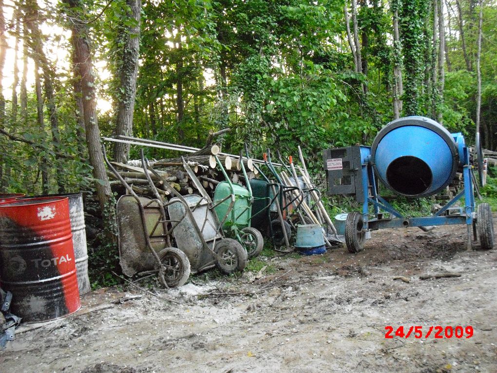 Premier "gros" chantier de Mai en 2009, des amis venus du cru et de Navarre et l'arrivée des mascottes de la Scierie, des moutons de race ancienne!