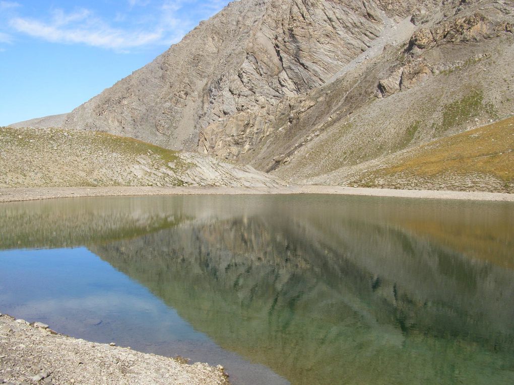 la variété des paysages autour de ce lac en fait un véritable résumé des Alpes du sud .