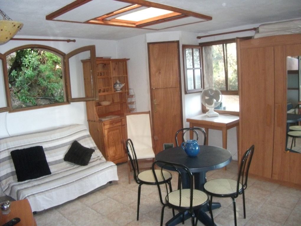 Villa&nbsp;Pierre avec mini chalet additif, l'ensemble pour 7 &agrave; 8 personne. En direct dans son jardin privatif arbor&eacute; et fleuri face &agrave; la mer. 1 grande chambre, 1 chambre alc&ocirc;ve avec une grande fen&ecirc;tre, second lit dou