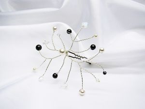 Bijou de tête mariage Araignée perles blanches et noires et 6 pics noirs cristal de swarovski 