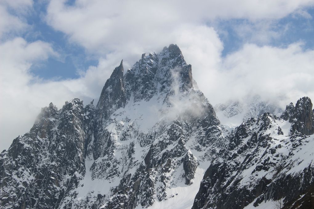 Chamonix et la gare Montenvers. Le départ de la  visite de la mer de glace. 