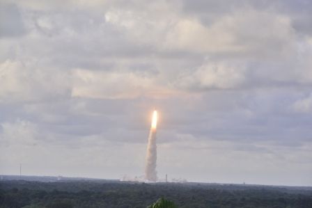 notre futur au dessus du ciel. Non, notre civilisation ne fait pas que détruire sa planète..Elle part à la recherche d'autres mondes.