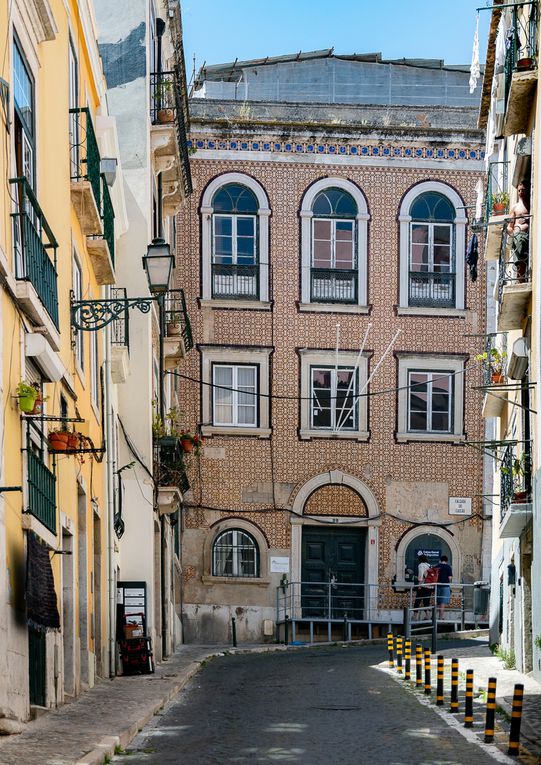 Alfama : (boutiques, cathédrale, château, 