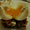 Oeufs mollés sur lit de pommes de terre caramélisées et saumon fumé avec sa crème citronnée au persil