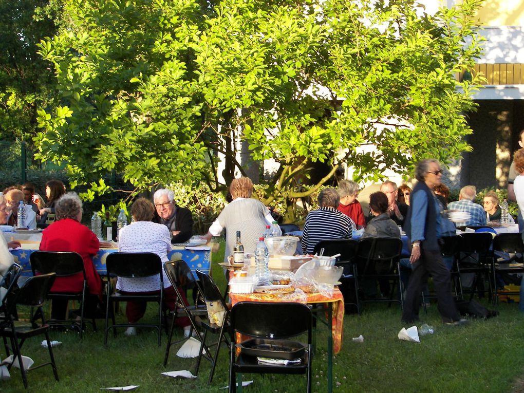 Le repas de notre résidence un soir de 28 mais 2009 avec une cinquantaine de convives