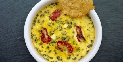Crèmes brulées au parmesan, basilic, tomates séchées et chips de parmesan