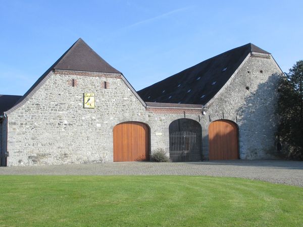 Dégustation de produits dans la grange des Belges et y voir une collection  de plaques émaillées .