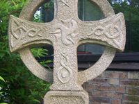 Le triskel est un symbole ancien qui se retrouve aussi bien sur des croix, des églises ou des pièces de monnaies "antique"...