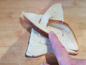 2 - Rabattre les 4 pointes vers le milieu de la tranche de pain. 
