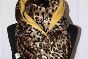 Grand foulard triangulaire  leopard (fausse fourrure et polaire ocre) 