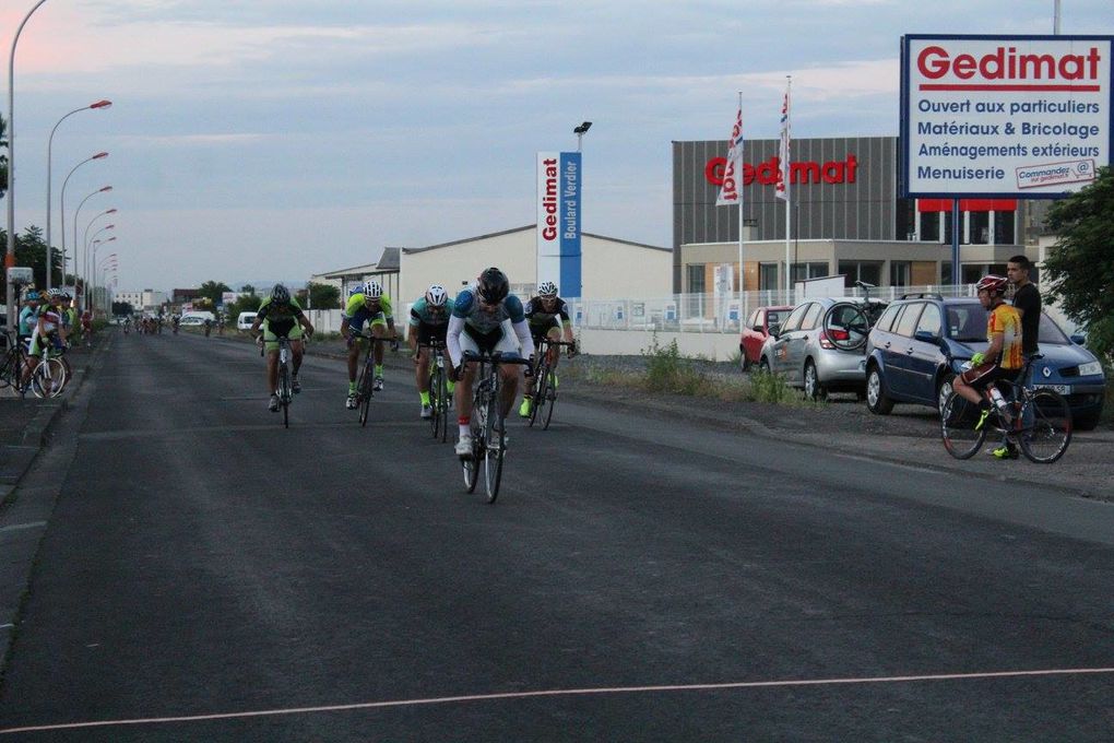 l'arrivée des échappées... le peloton n'est pas loin derrière...