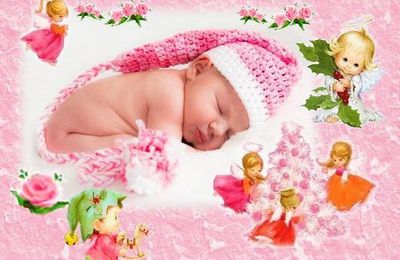 Bébé fille portant un bonnet d'elfe rose, décor de Noël