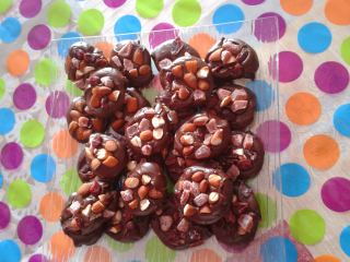 Mendiants chocolat, amandes, fruit rouges séchés