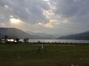 Le lac de Pokarah et ses superbes lumieres