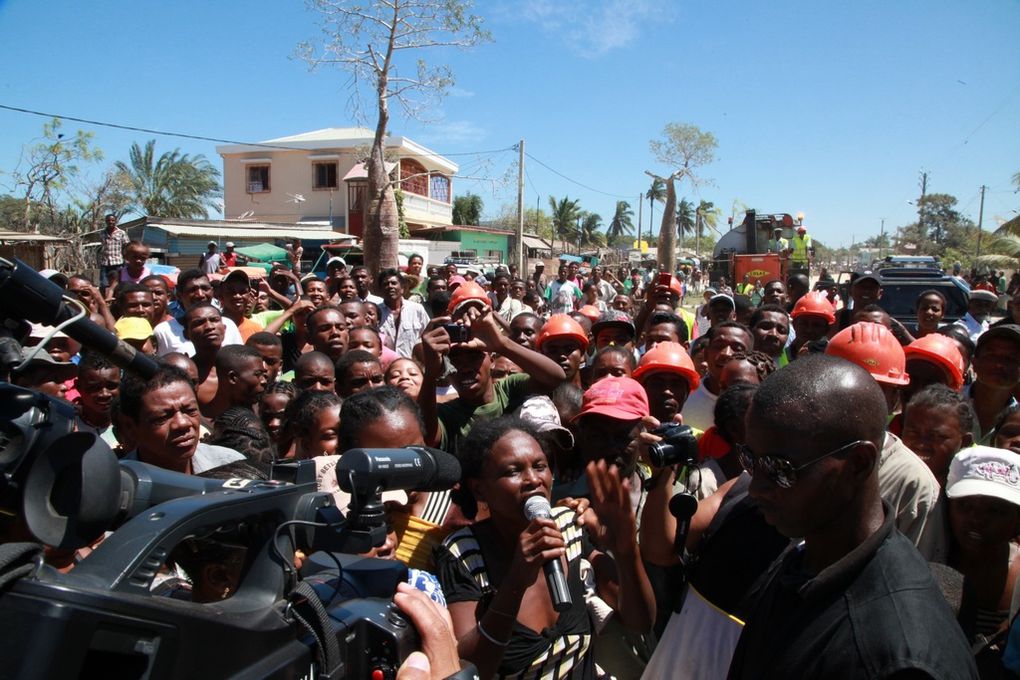 Le Président Rajoelina à l'écoute de la population des quartiers inondées par le cyclone Haruna à Toliara. Photos: Harilala Randrianarison