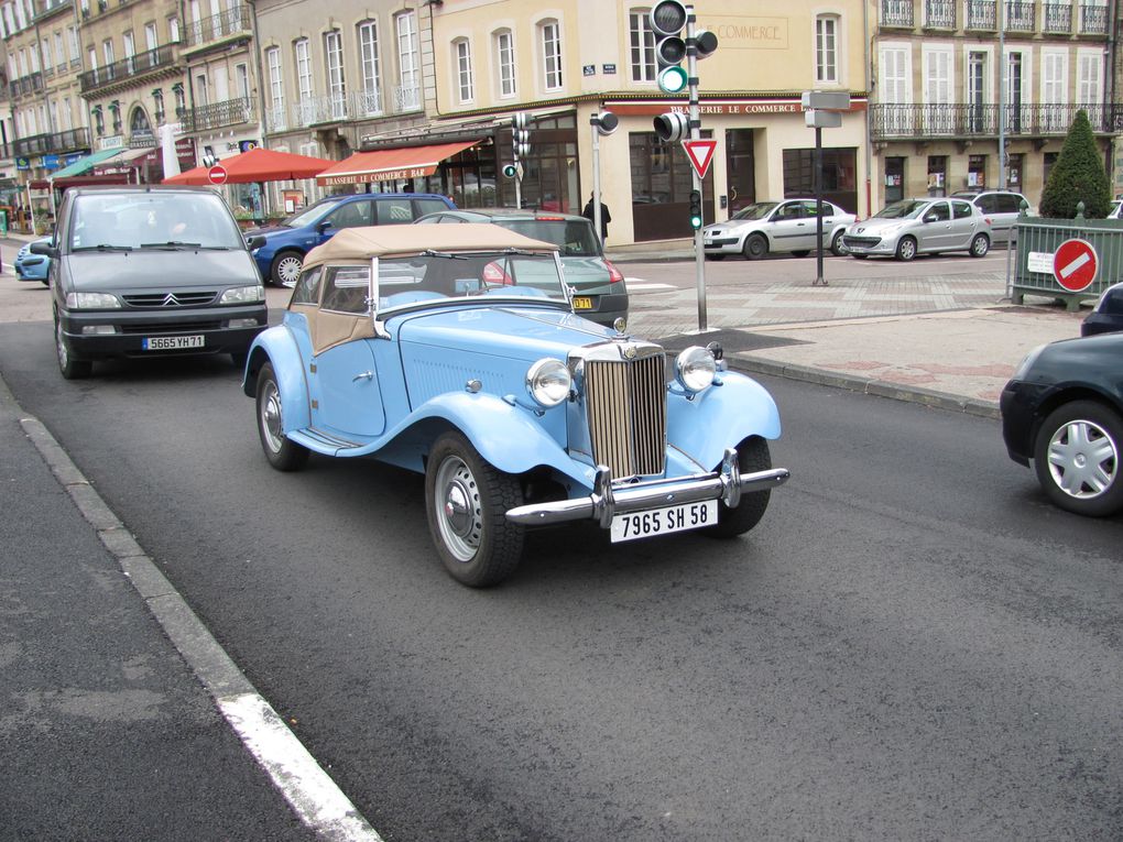 Ce matin samedi 25 mai des Amilcar ont fait une halte à Autun, quelques uns de notre club étaient présents.