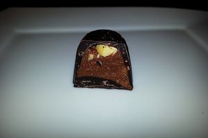 Chocolats au praliné, au dulcey-tonka, au caramel et au cassis