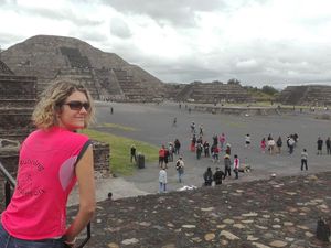 Sylvie aux temples aztèques, au nord de Mexico au Mexique (oct 17) !!