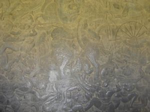 Bas-reliefs dans la galerie
