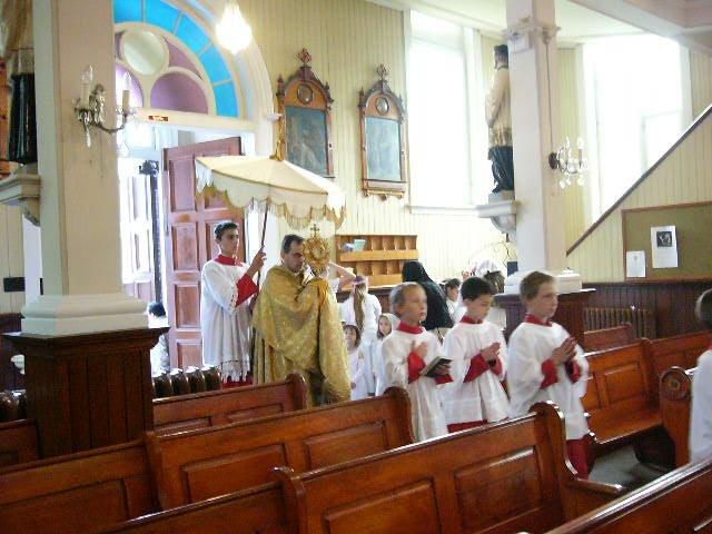 Ce dimanche 6 juin 2010, dans le quartier entourant l’église Saint-Zéphirin- de-Stadacona de Québec, avait lieu la traditionnelle procession de la Fête-Dieu où le Saint-Sacrement est porté en triomphe en voici quelques images.